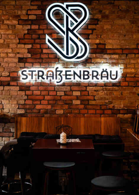 Straßenbräu, Berlin – Wand mit Logo.